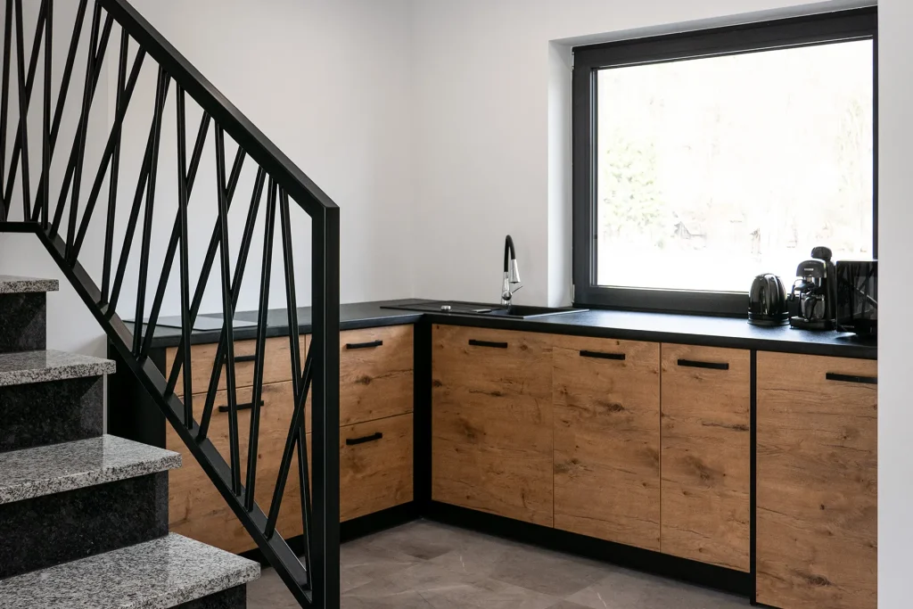 Jasna kuchnia z drewnianym wykończeniem w domkach Zacisze Deluxe