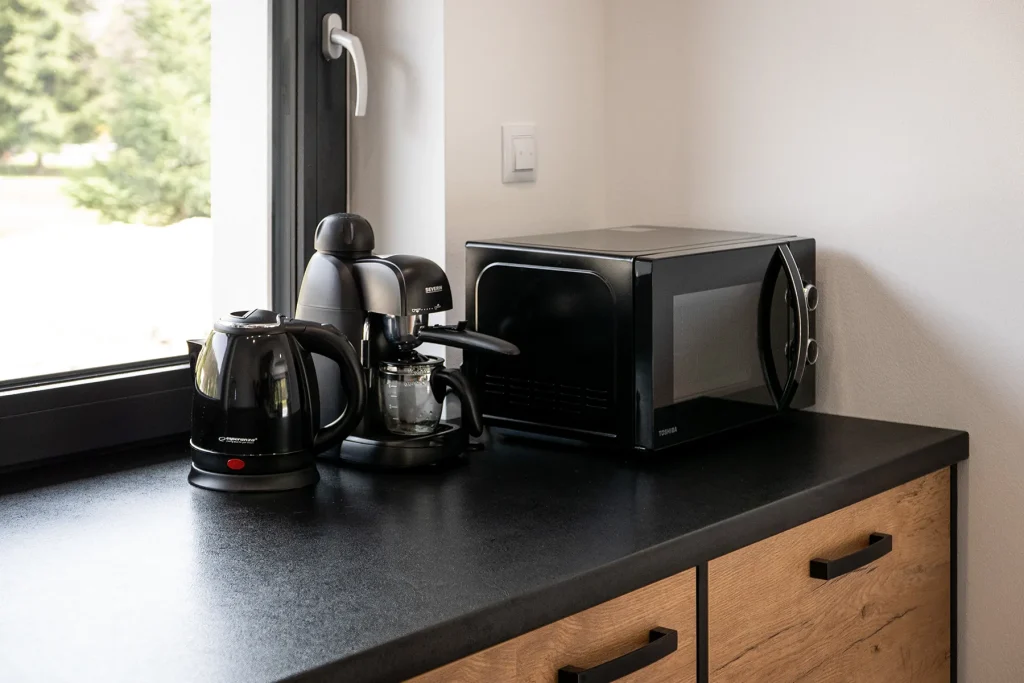 W pełni wyposażona kuchnia z nowoczesnymi urządzeniami w Zacisze Deluxe