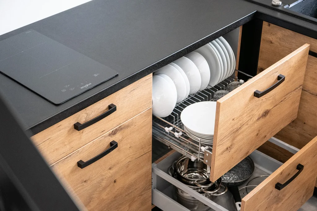 Praktyczny aneks kuchenny z płytą indukcyjną i zmywarką