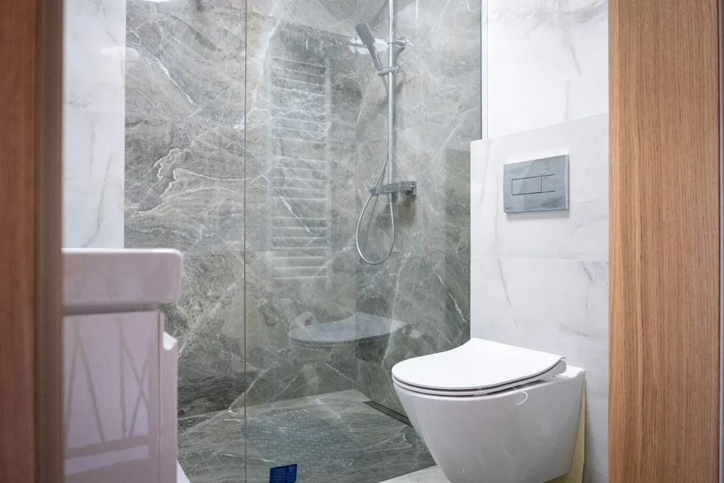 Nowoczesna łazienka z przestronną kabiną prysznicową