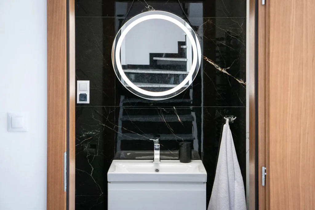 Funkcjonalna łazienka z ręcznikami i kosmetykami dla gości