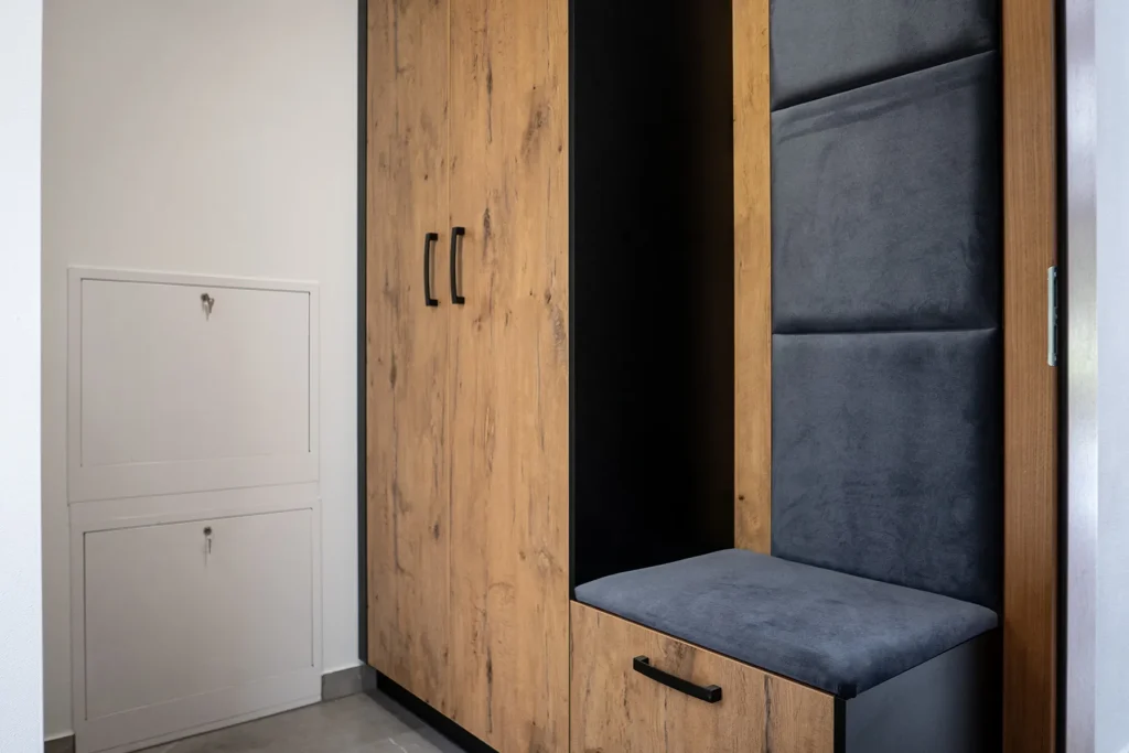 Praktyczny przedsionek z szafą i siedziskiem