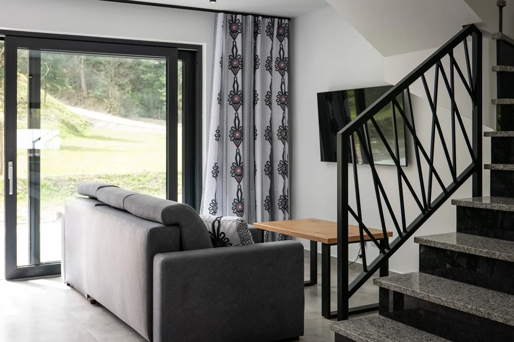 Drewniane detale w salonie w stylu góralskim w domkach Zacisze Deluxe