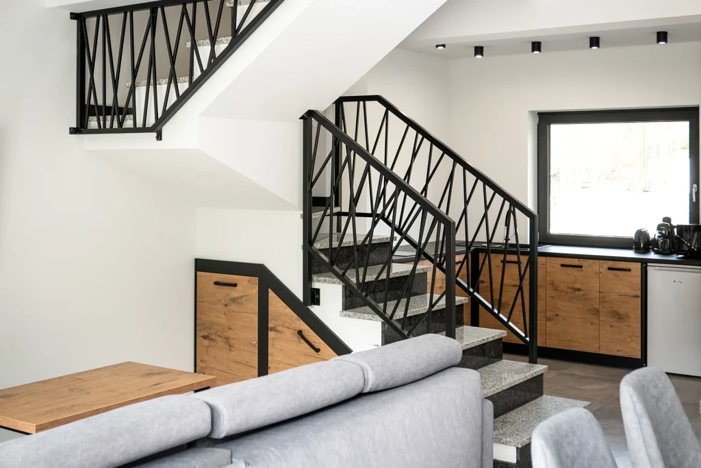 Kamienne schody i drewniany naturalny wystrój w apartamentach na wynajem