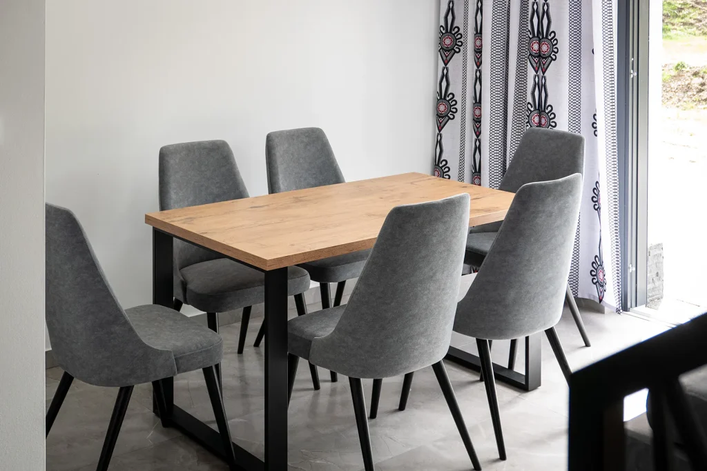 Drewniany stół w salonie idealny na rodzinne spotkania