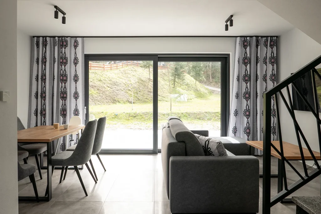Przestronny salon z oknem na taras i widokiem na Pieniny