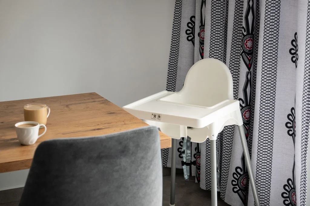 Salon z krzesełkiem dla dzieci w górach