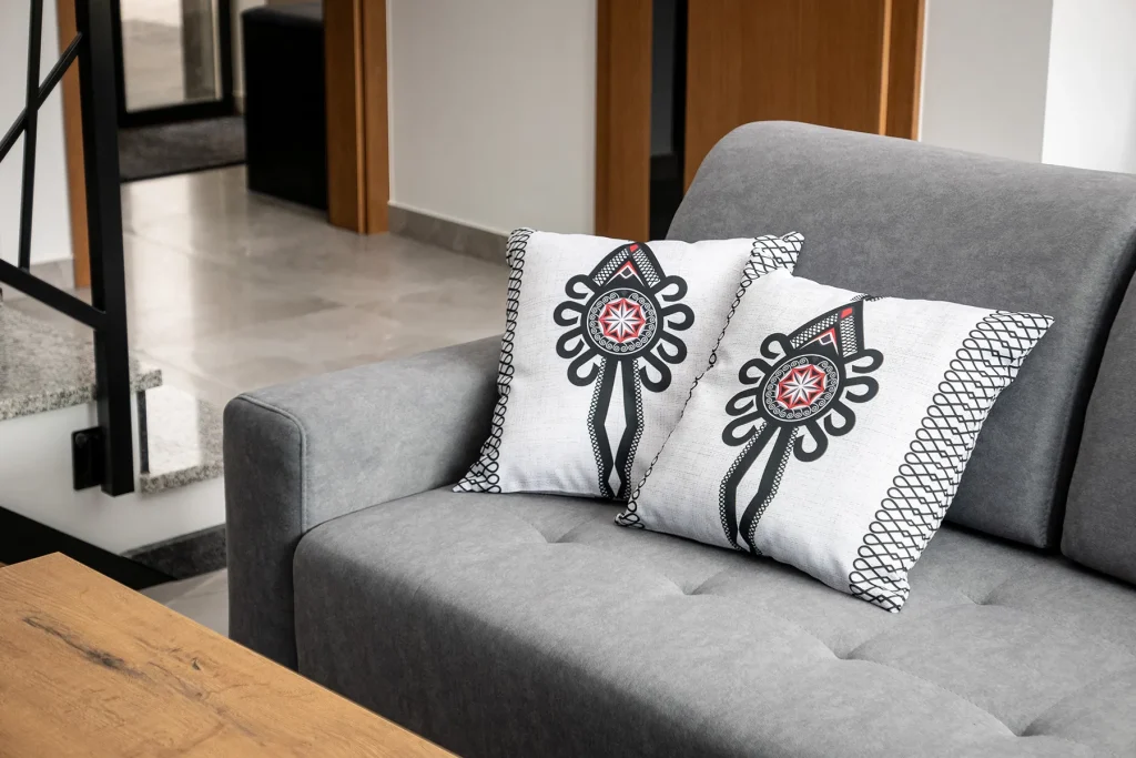 Salon z dekoracjami w góralskim stylu