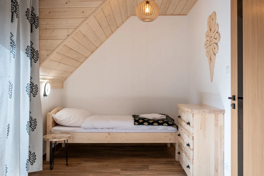 Drewniana sypialnia z nastrojowym oświetleniem