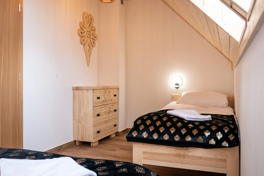 Przytulna sypialnia w stylu góralskim z drewnianymi wykończeniami