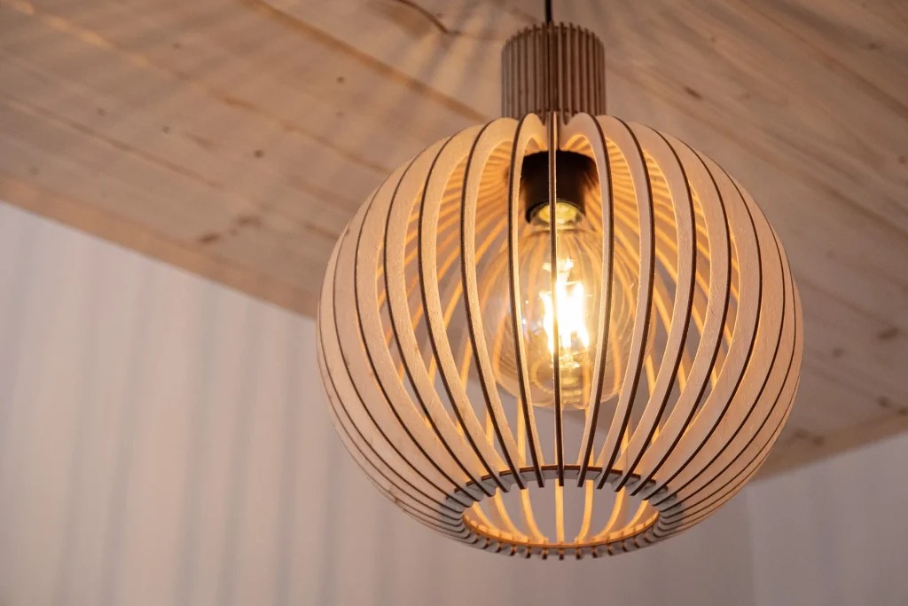 Drewniane dekoracyjne oświetlenie w Apartamentach Zacisze Deluxe