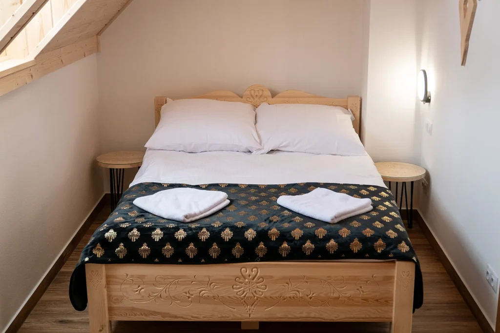 Wygodne łóżko z hotelową pościelą w domku Zacisze Deluxe