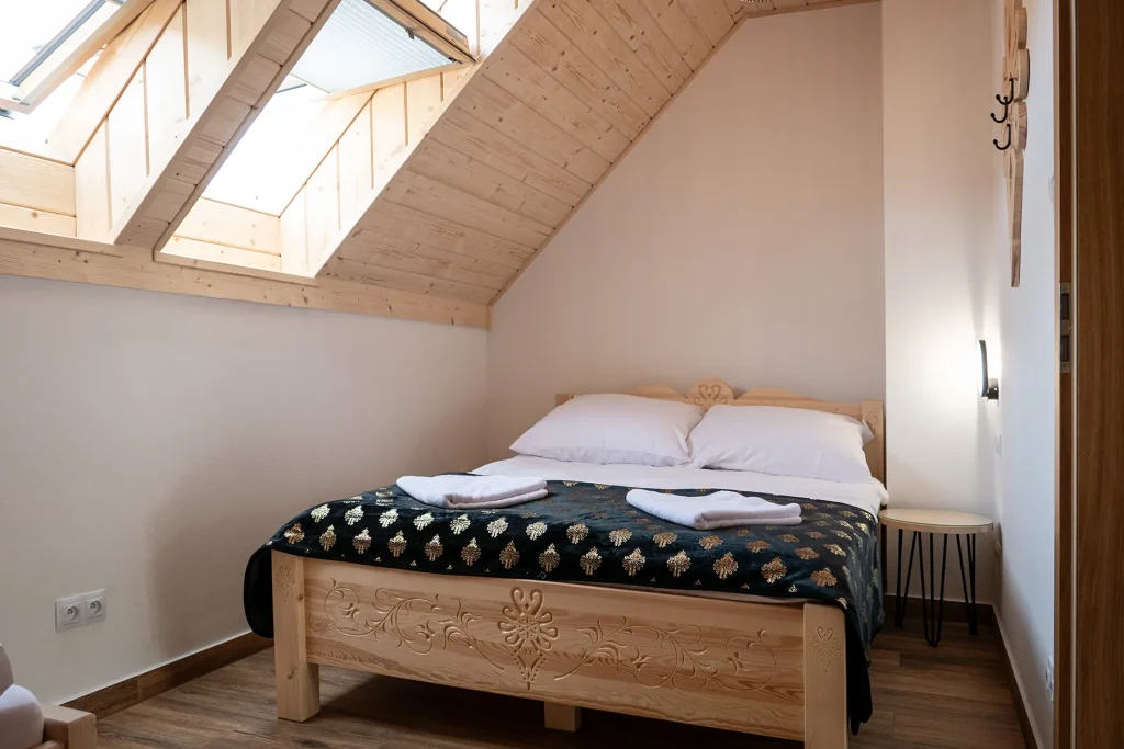 Łóżko podwójne w przytulnej sypialni z widokiem na ogród